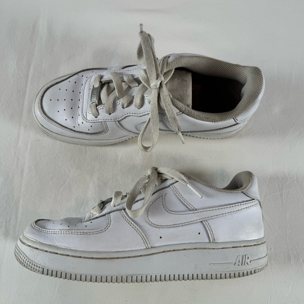 NIKE Air Force 1 '07 Liw Grade School Sneaker Kids in White Size 5.5